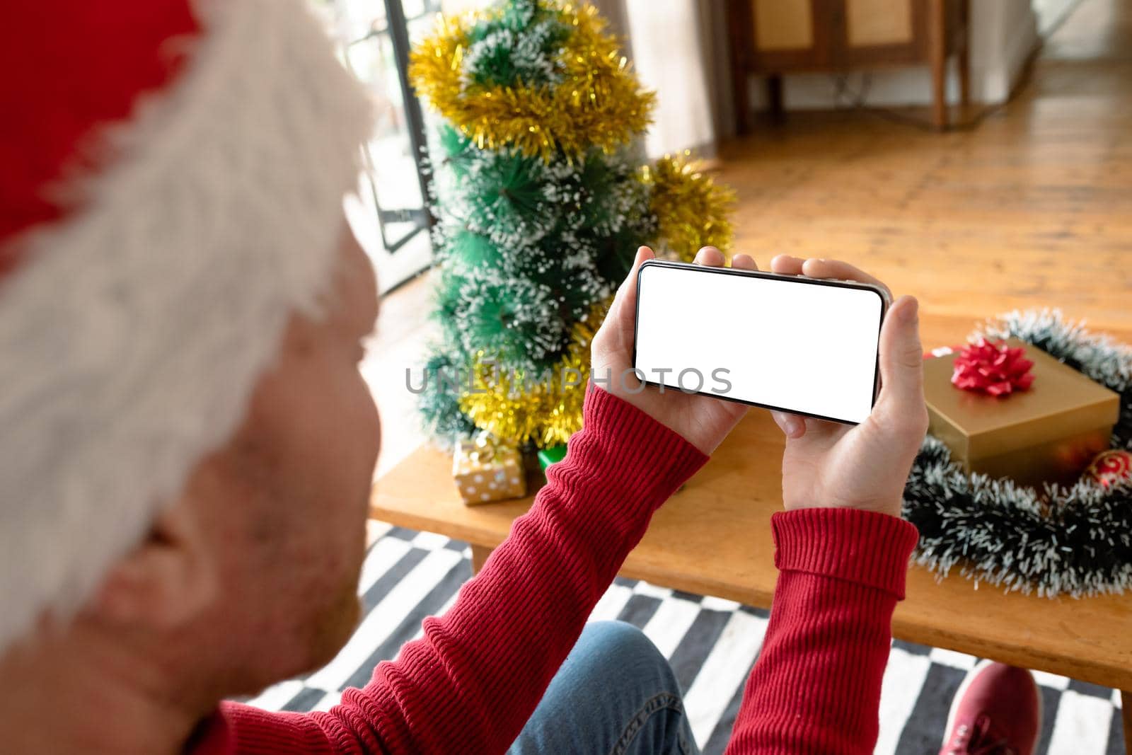 Albino african american man wearing santa hat making video call on tablet with copy space. christmas, festivity and communication technology festivity and communication technology.