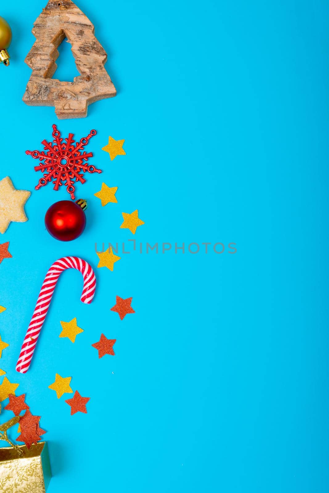 Composition of christmas decorations with candy canes and copy space on blue background. christmas, tradition and celebration concept.