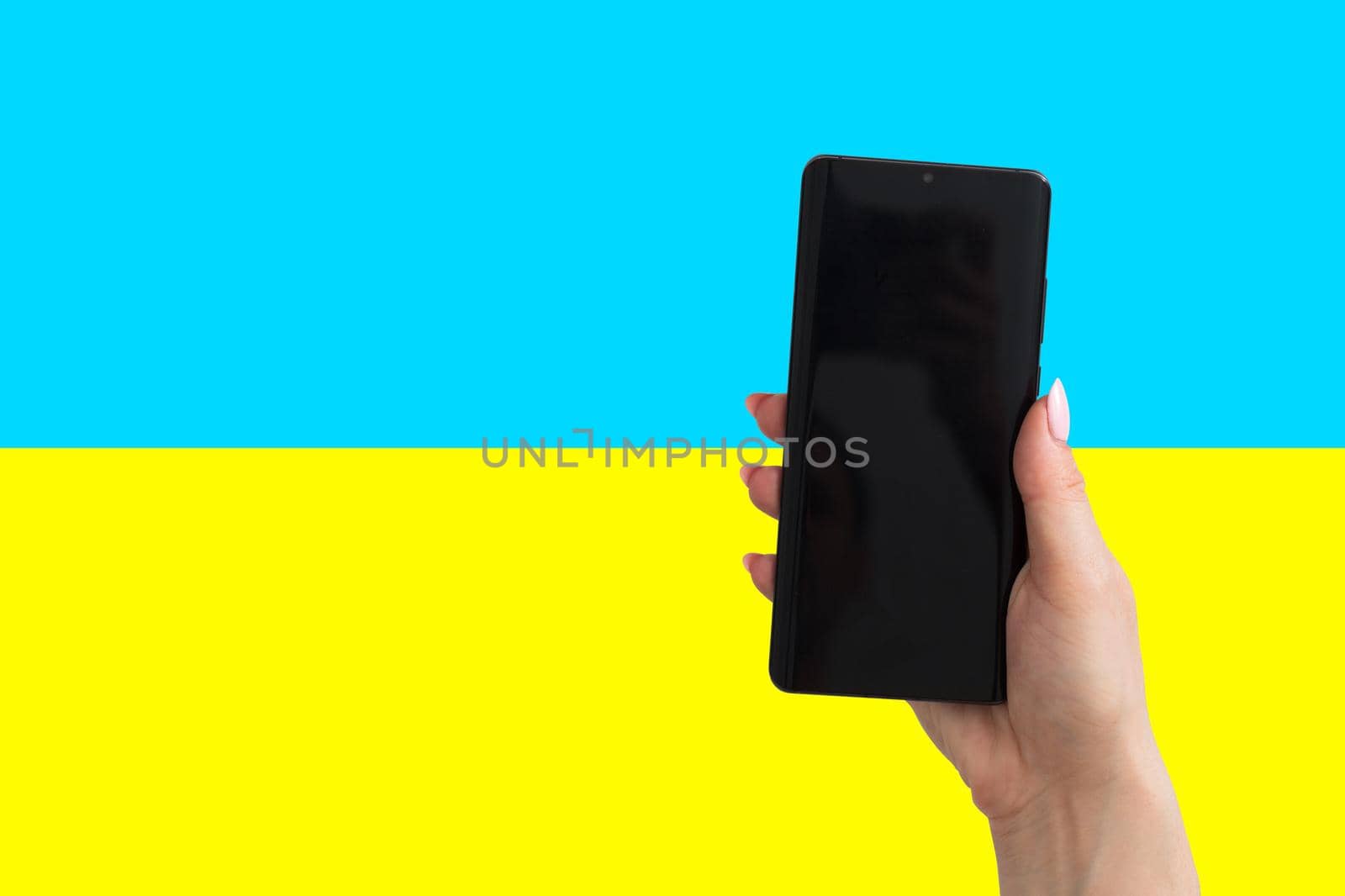 Illustration of a hand holding a smartphone with the flag of Ukraine.