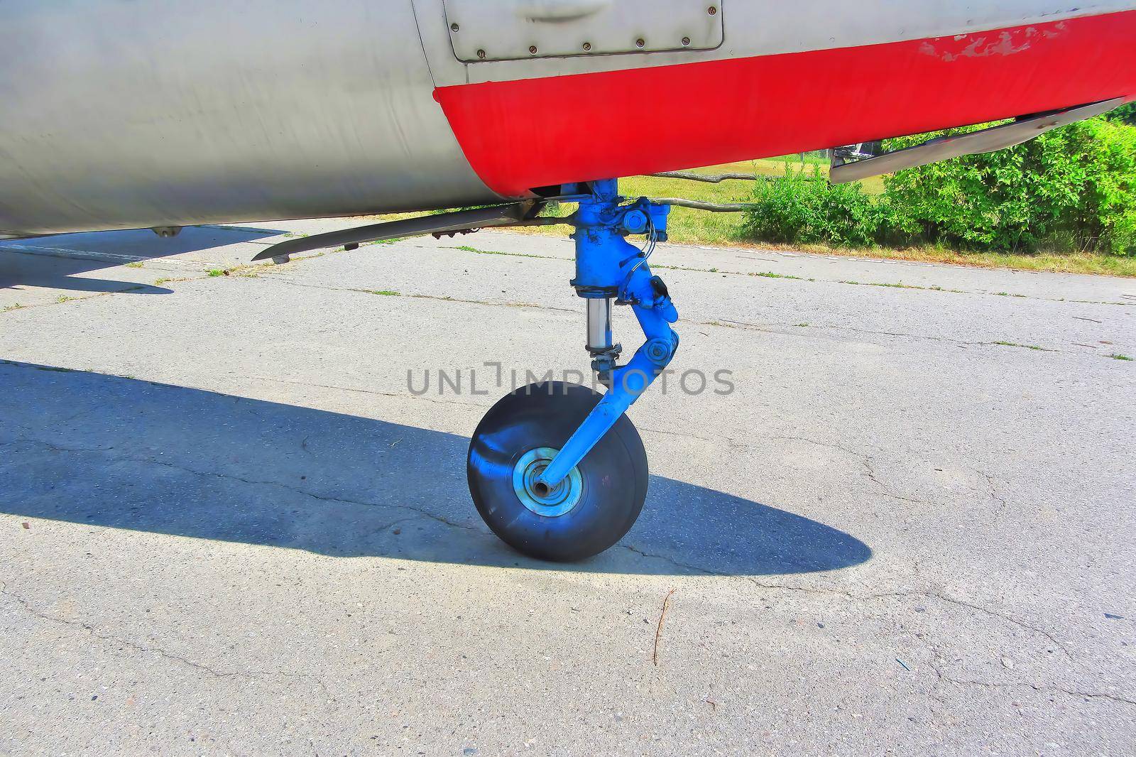Wheels rubber tire rear landing gear racks, L-29 Delfin on image
