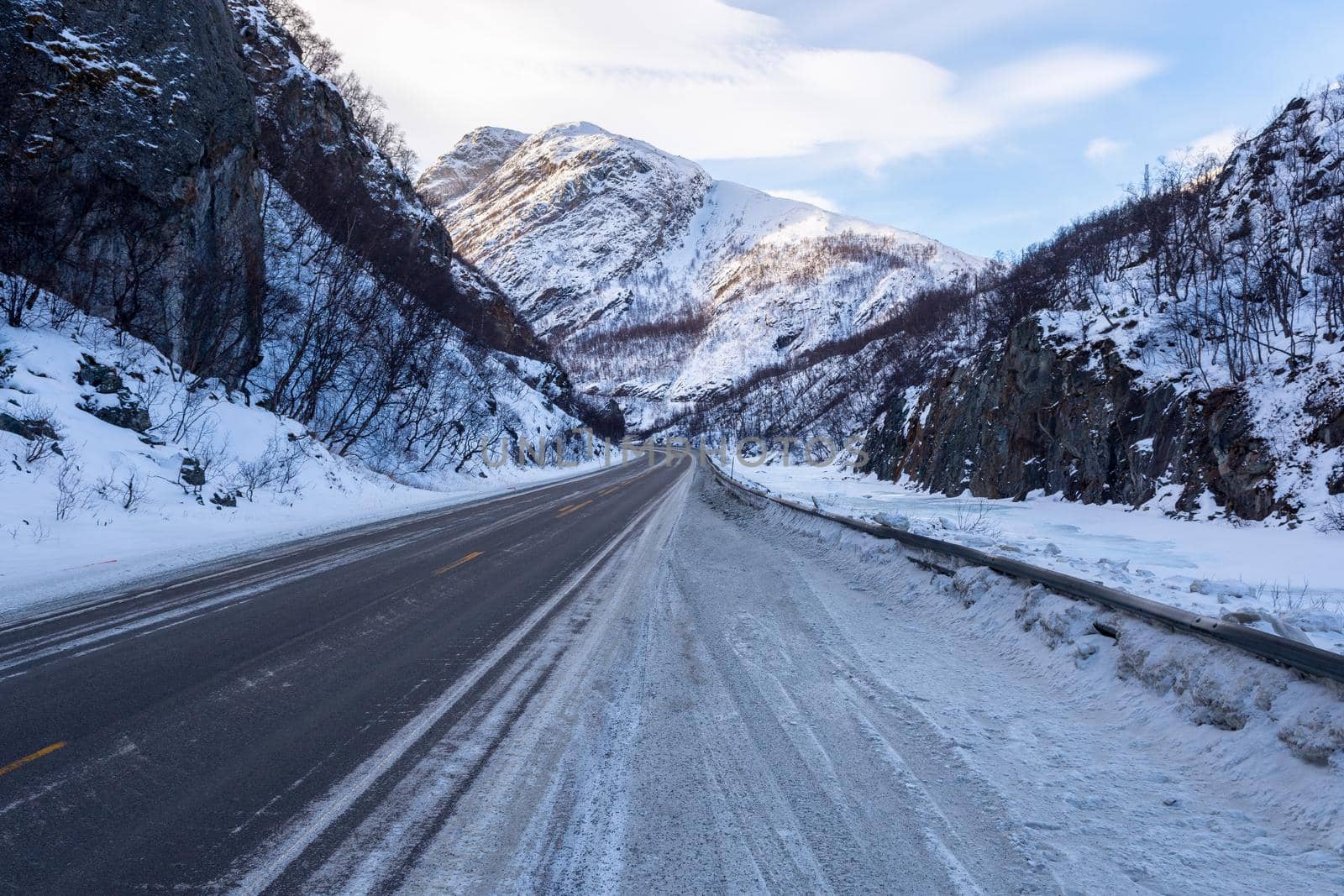 Frozen Road, Norway by bildgigant