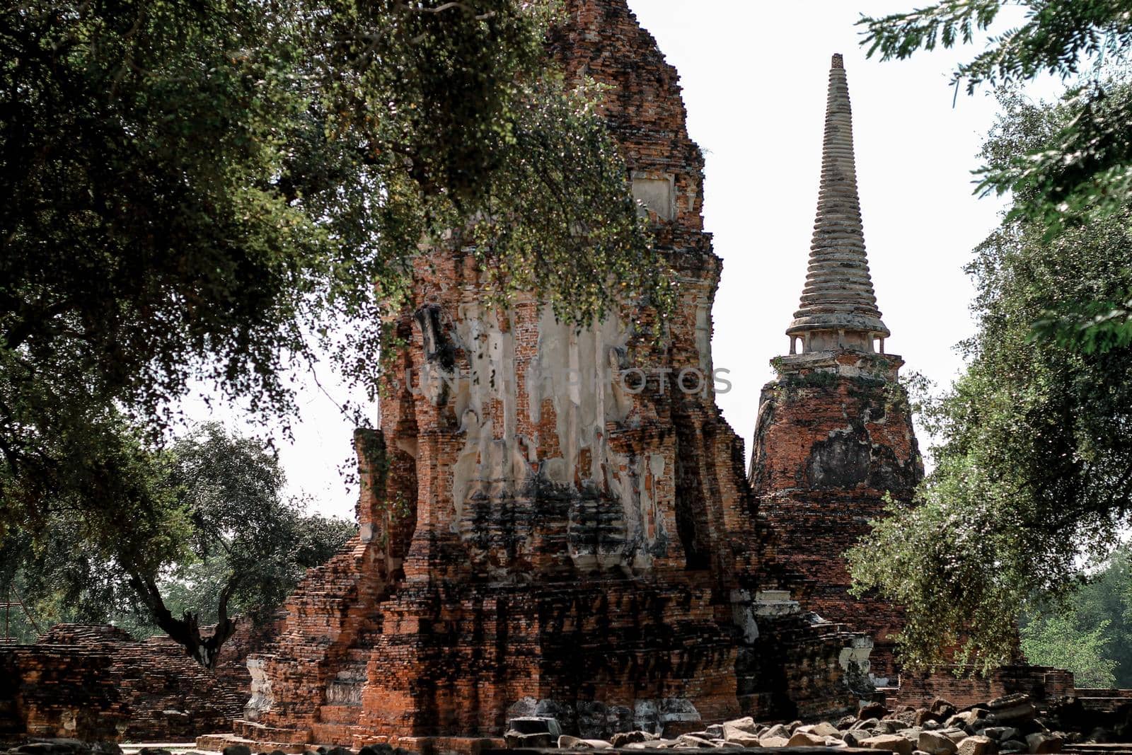 Ancient temple ruins in Wat Choeng Tha by Sonnet15
