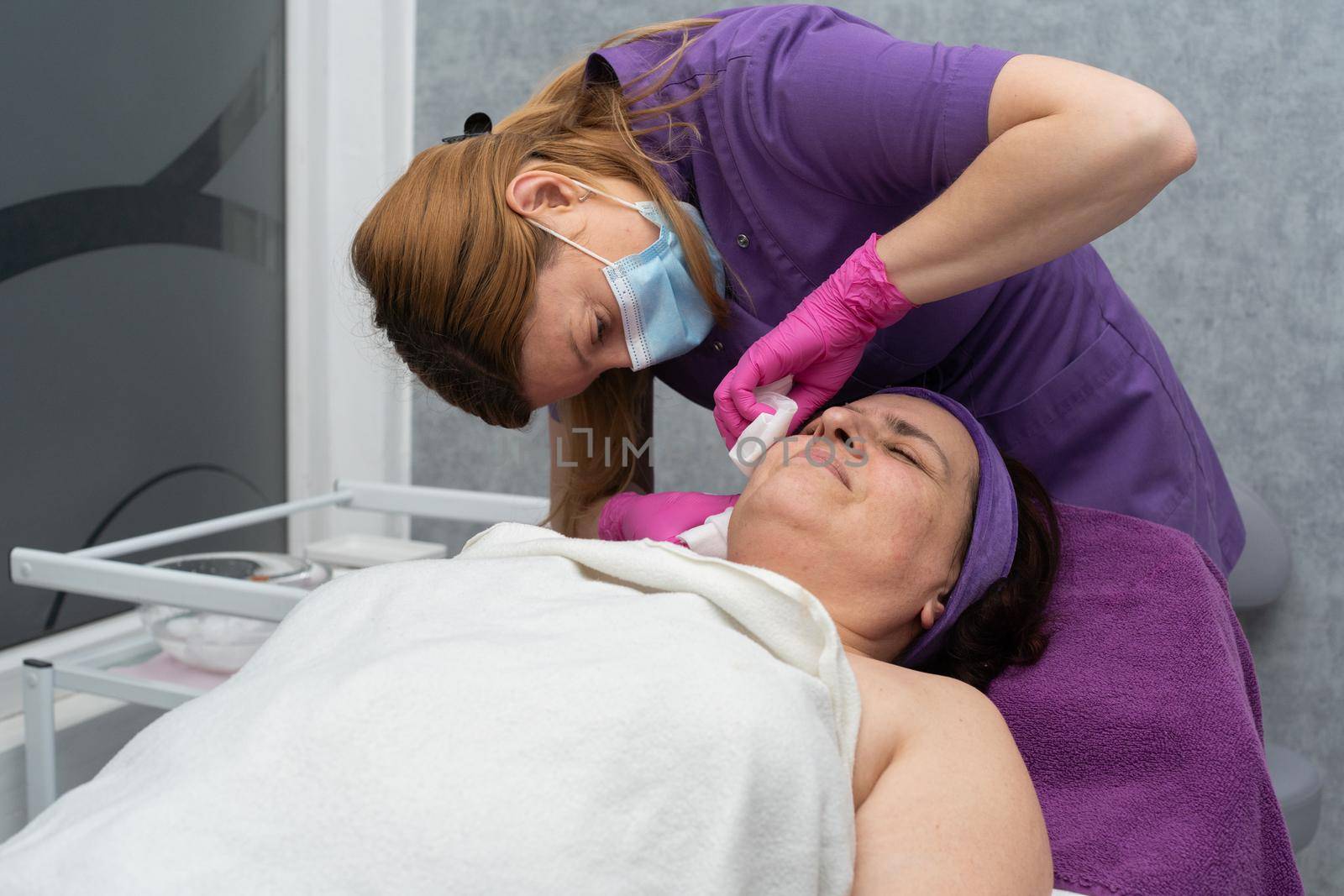 Closed resistant blackheads, unless chemical peeling helps, you need to squeeze manually, preferably at the beautician