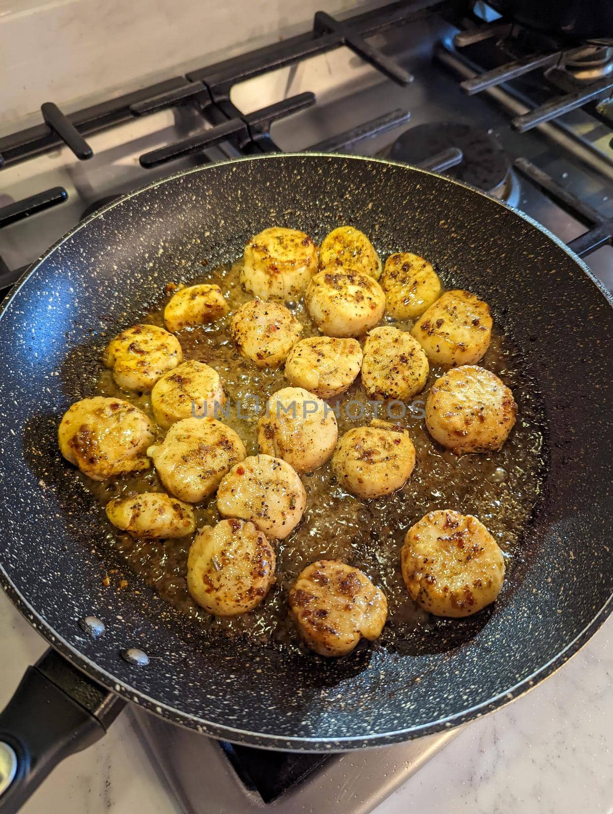 Fried scallops with butter and garlic sauce