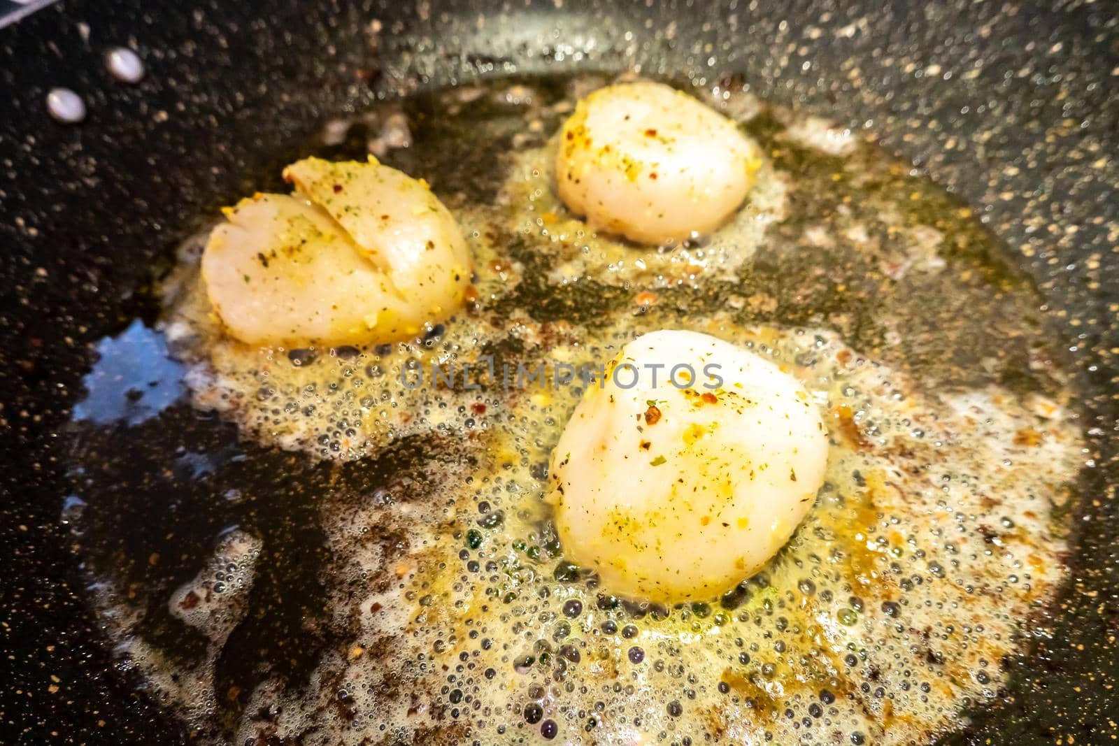 Fried scallops with butter and garlic sauce