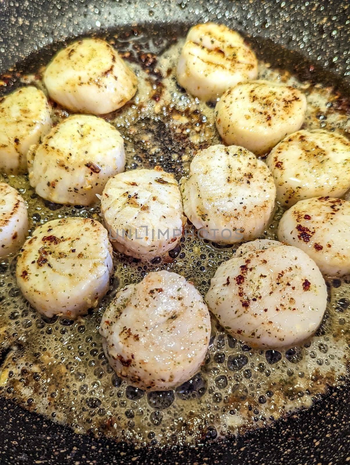 Fried scallops with butter and garlic sauce