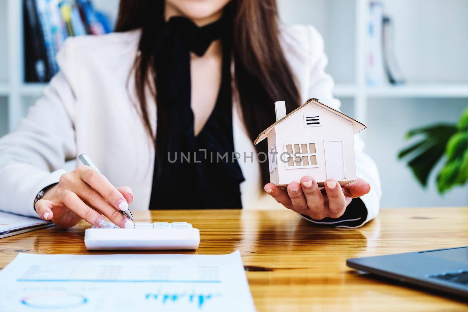 Real estate agents, land purchases and sales, property taxes, real estate owners are using calculators to calculate home and land tax expenditures to manage financial and investment risks