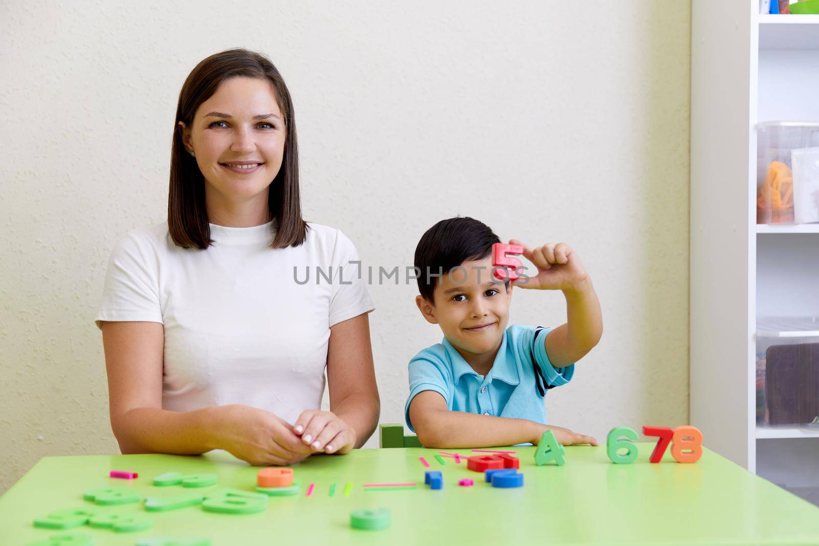 Children practice correct pronunciation with speech therapist by Mariakray