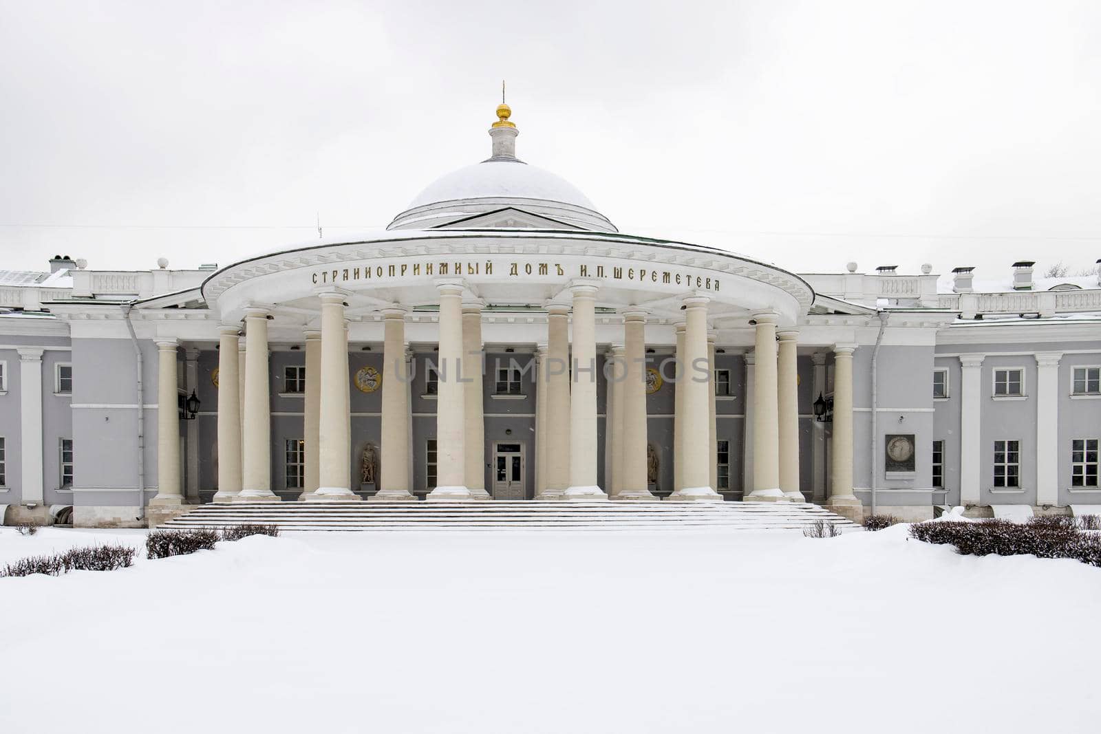 Double semicircular colonnade of polurethane of the 3rd building of the Sklifosovsky Research Institute (Hospice Sheremetev), by elenarostunova