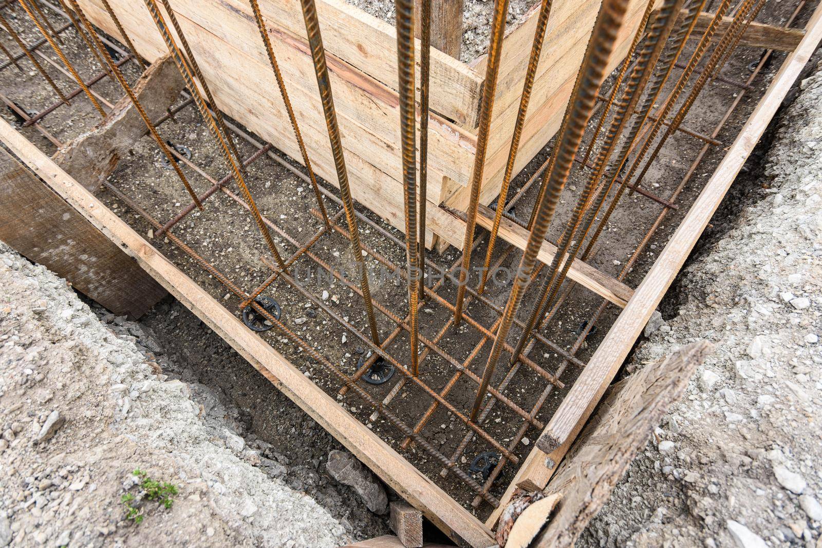 Strengthening the corner of the strip foundation during the construction of the house a