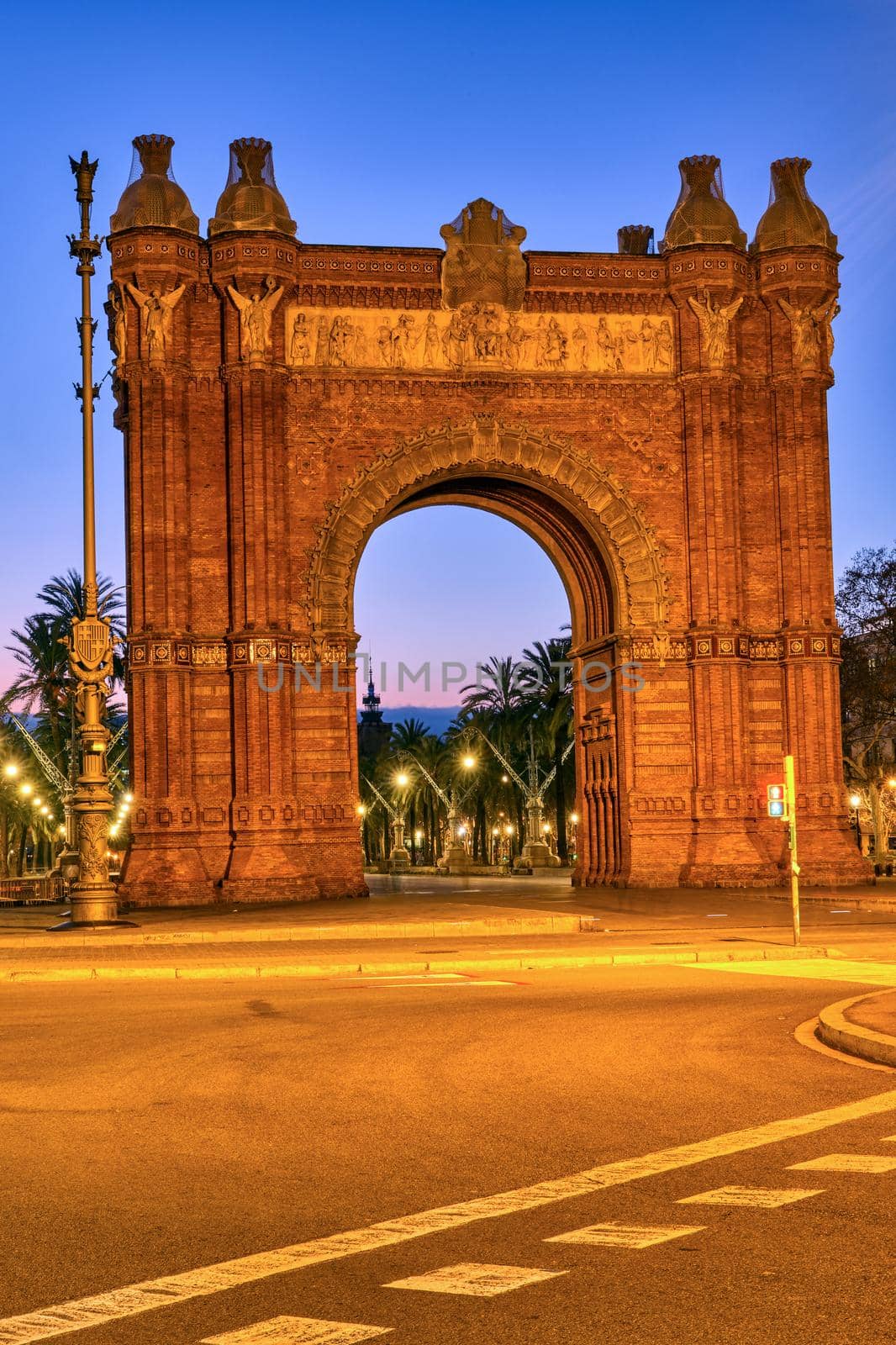 The Arc de Triomf in Barcelona by elxeneize