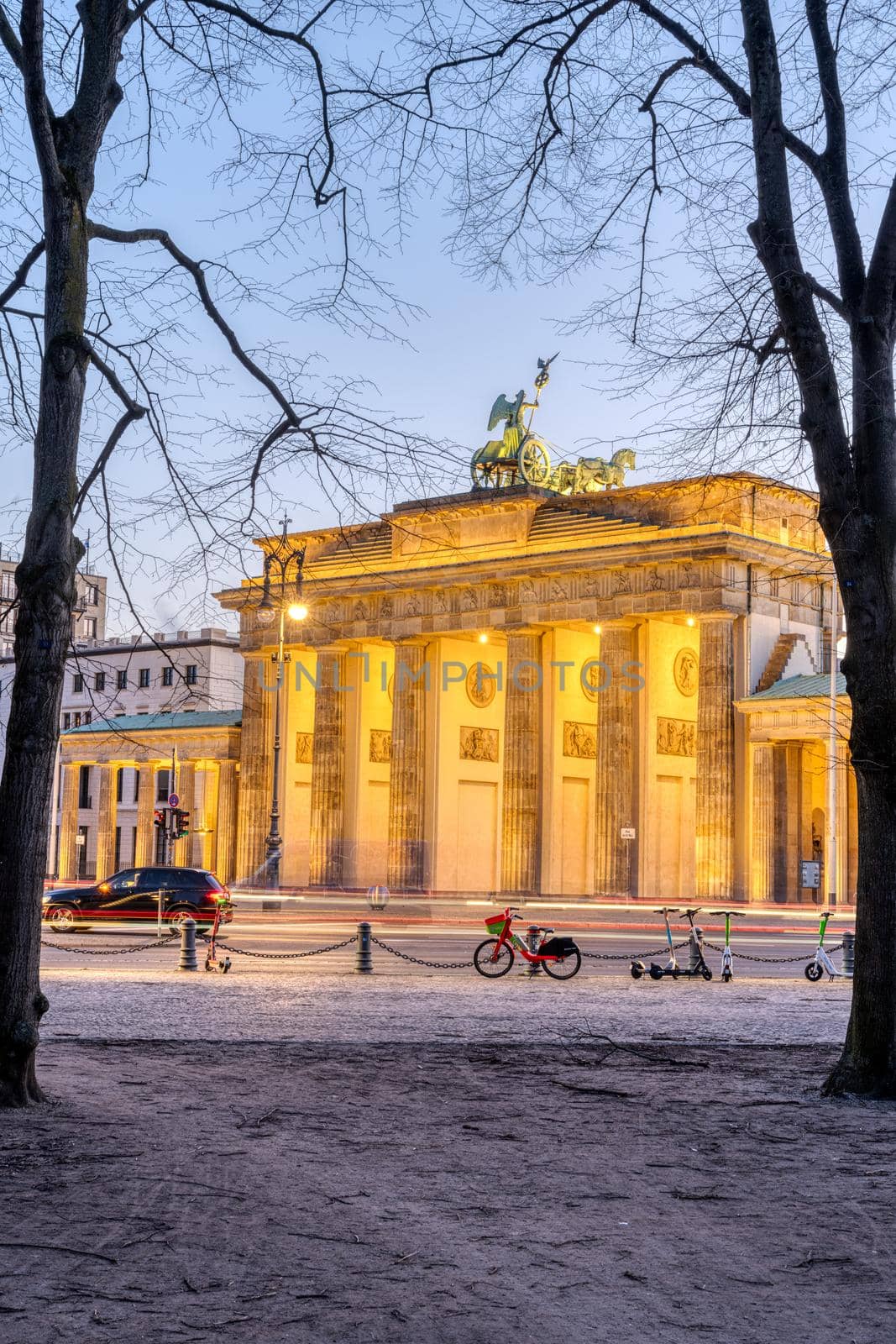 The Brandenburg Gate in Berlin early in the morning by elxeneize
