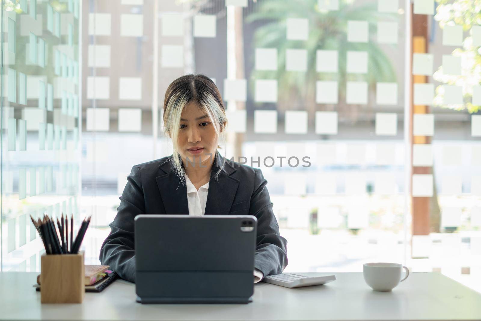 Beautiful asian woman using video call application. blogger, video conference, comfortable usage concept