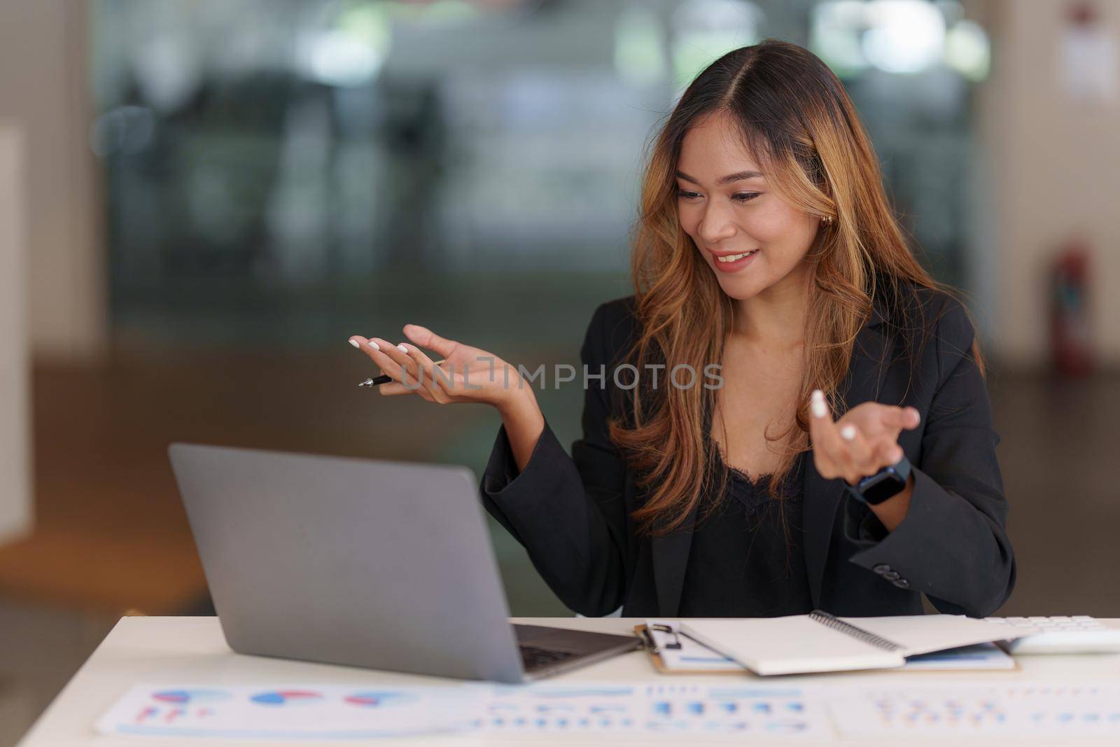 Beautiful asian woman using video call application. blogger, video conference, comfortable usage concept