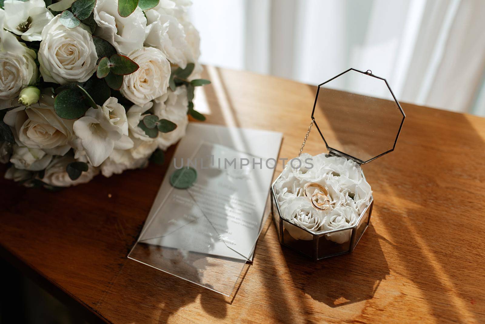 elegant wedding decorations made of natural flowers