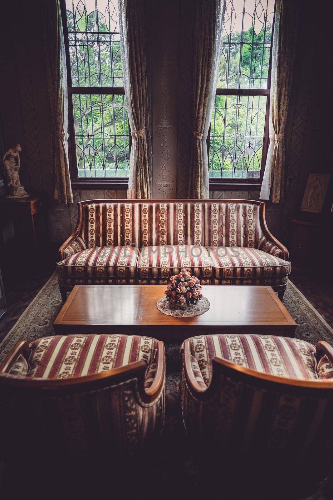 Retro sofa placed in Western-style room. Shooting Location: Tokyo metropolitan area