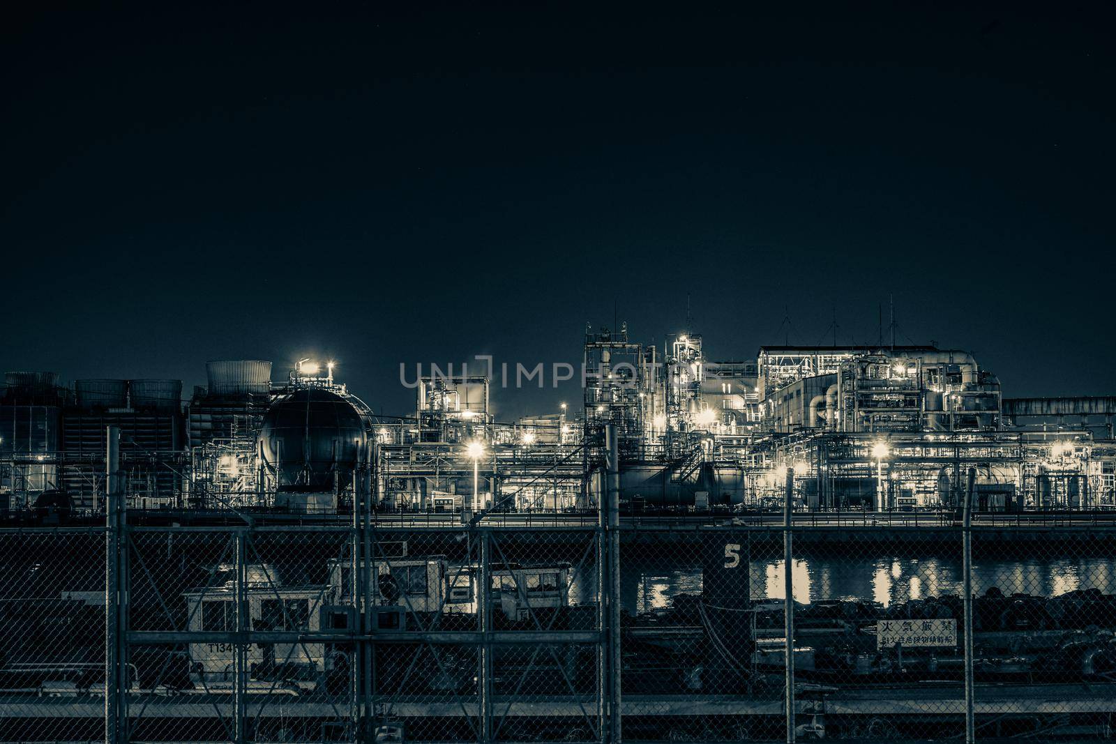 Motton at Kawasaki, Keihin Industrial Zone. Shooting Location: Kawasaki City, Kanagawa Prefecture
