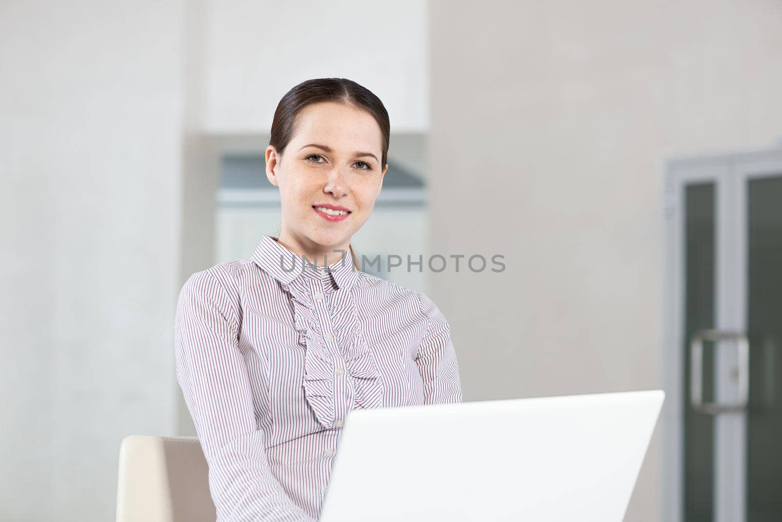 Attractive young woman works with a laptop