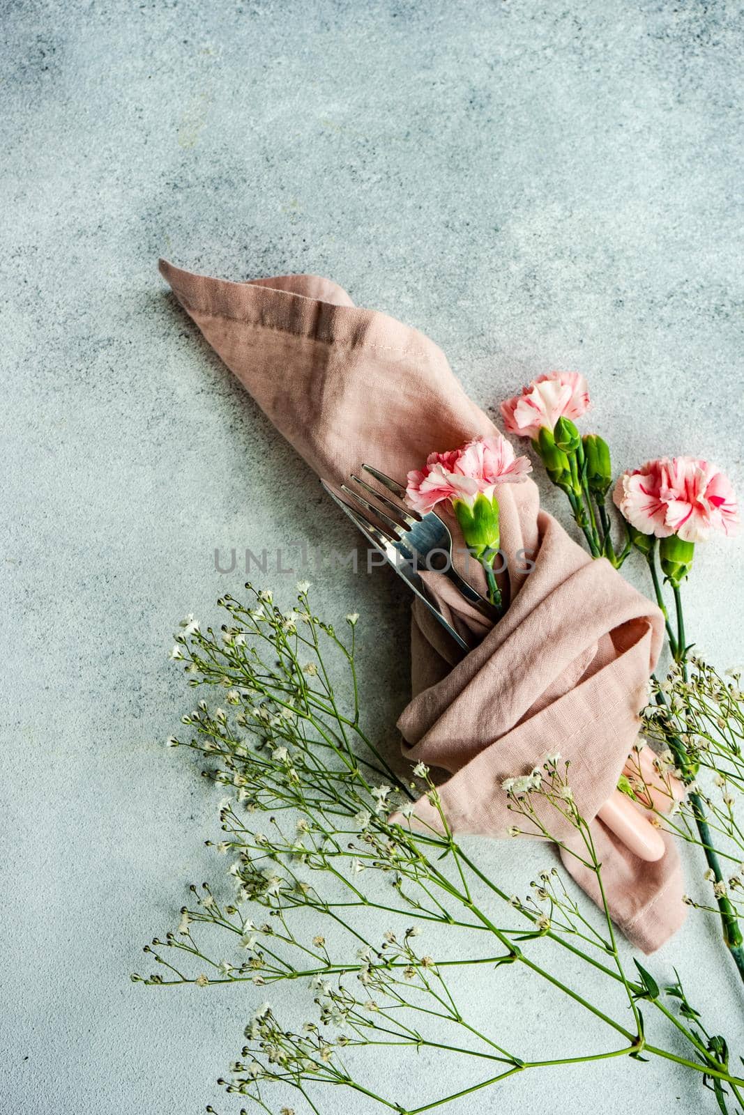 Spring table setting with pink cloves by Elet