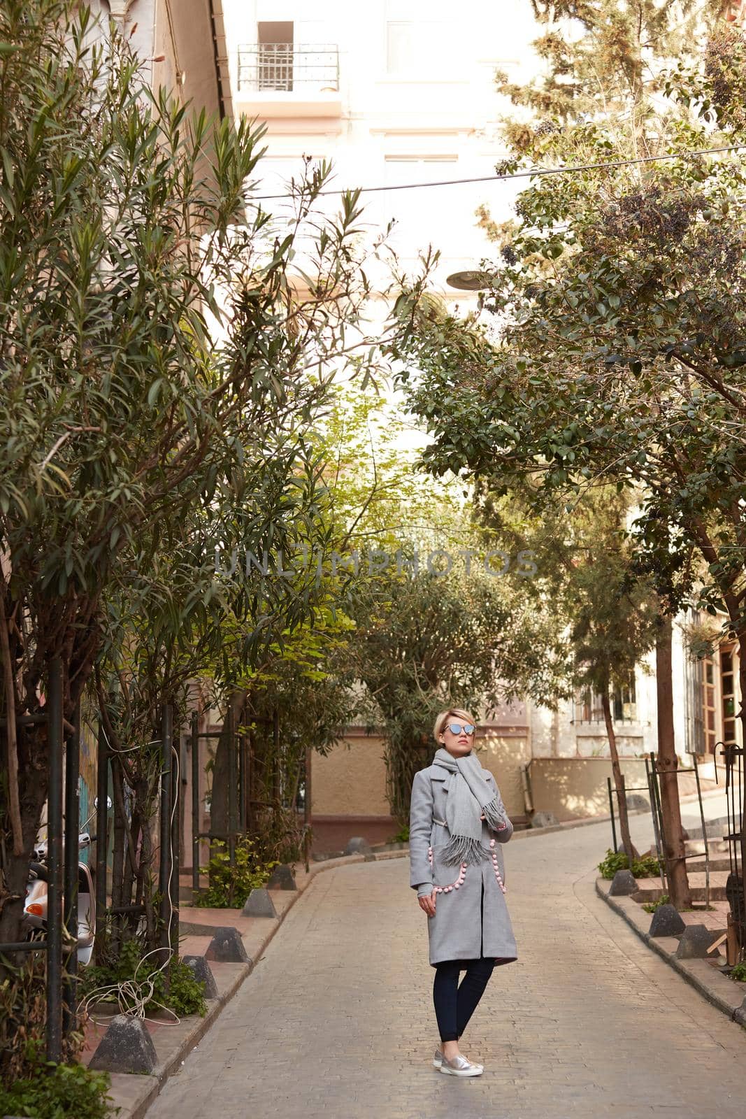 Young blond woman with sunglases on the street.