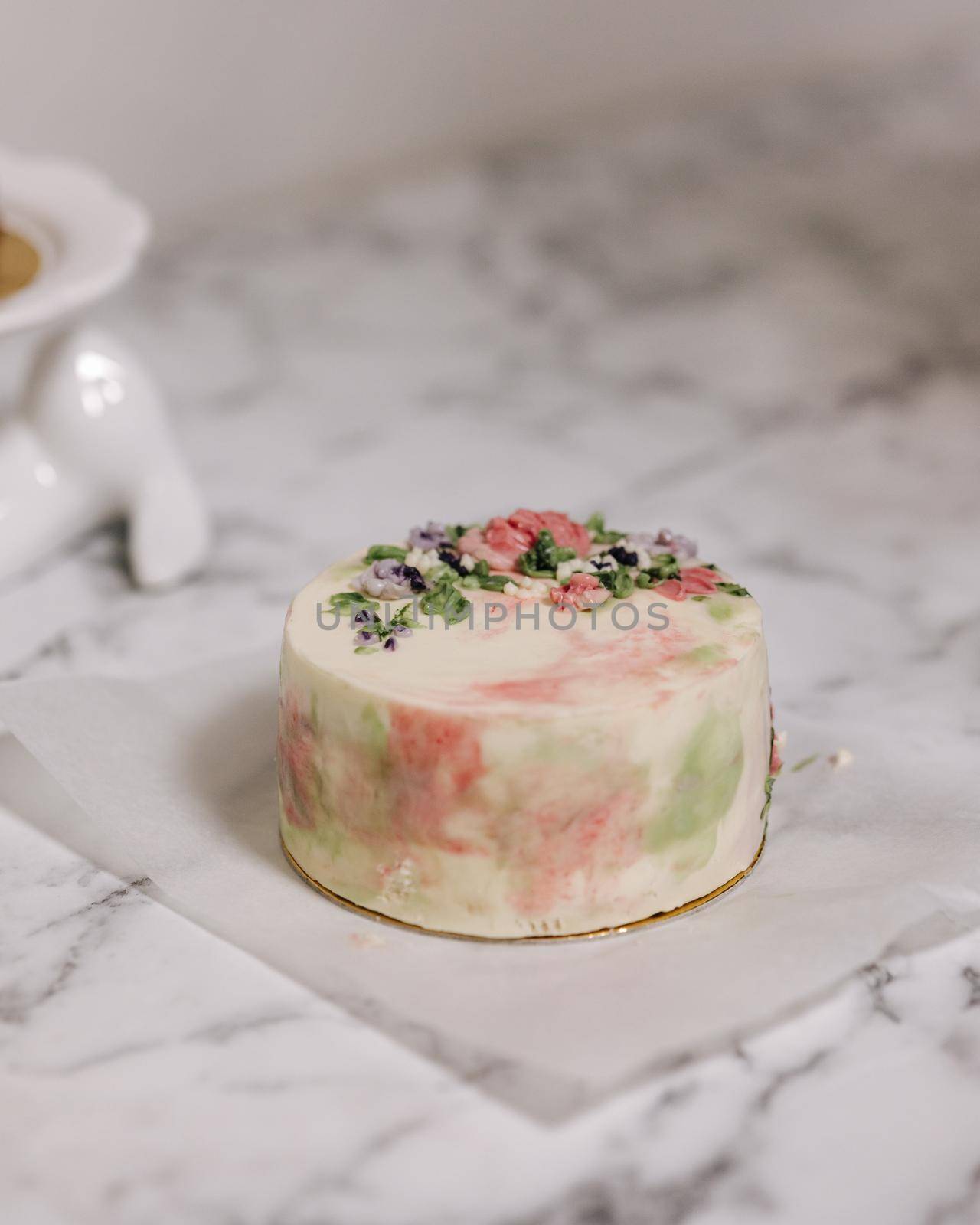 Small bento cake decorated by sugar flowers as a gift for the holiday. Cakes in a box for one person.