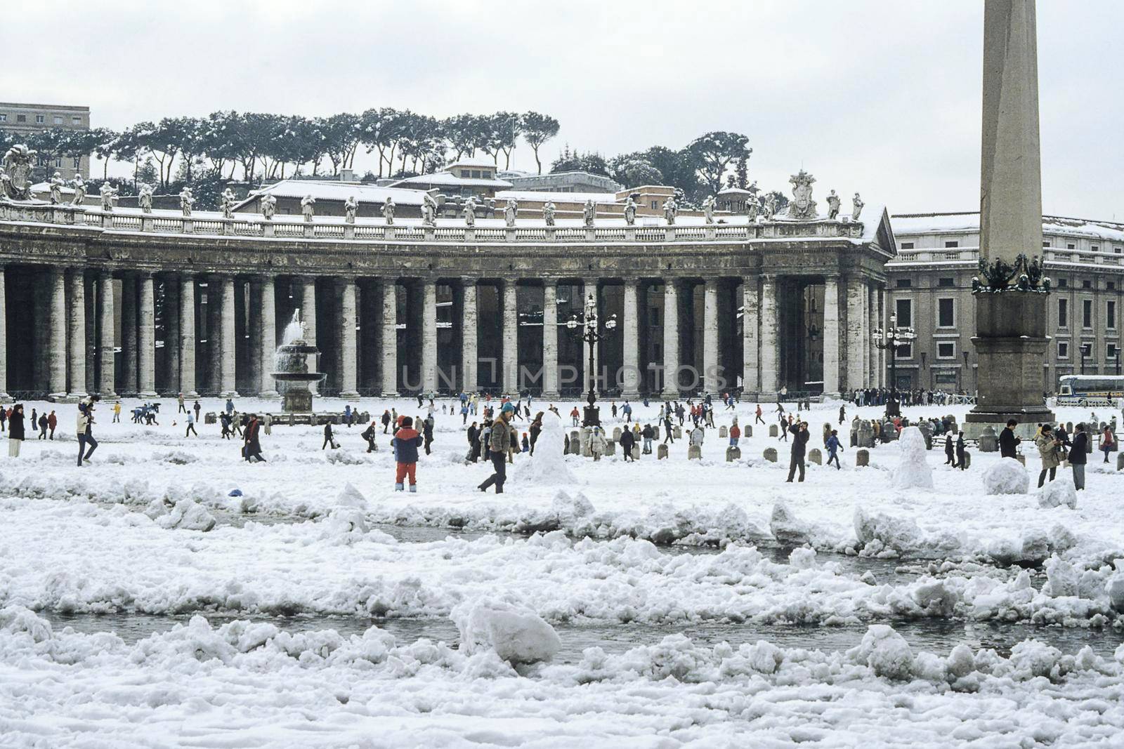 old picture (1985) of unusual snowfall in Rome - St. Peter's Square - Vatican - Rome - Lazio - Italy