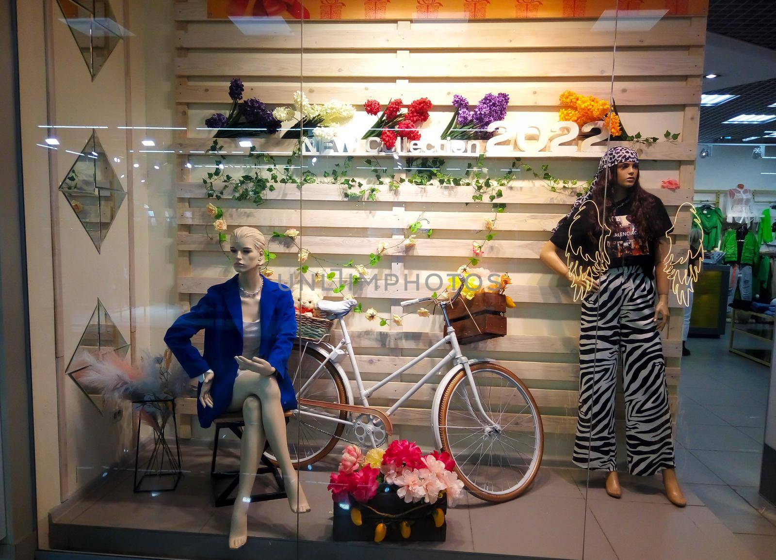 Shop window with mannequins, beautiful shopping center design.