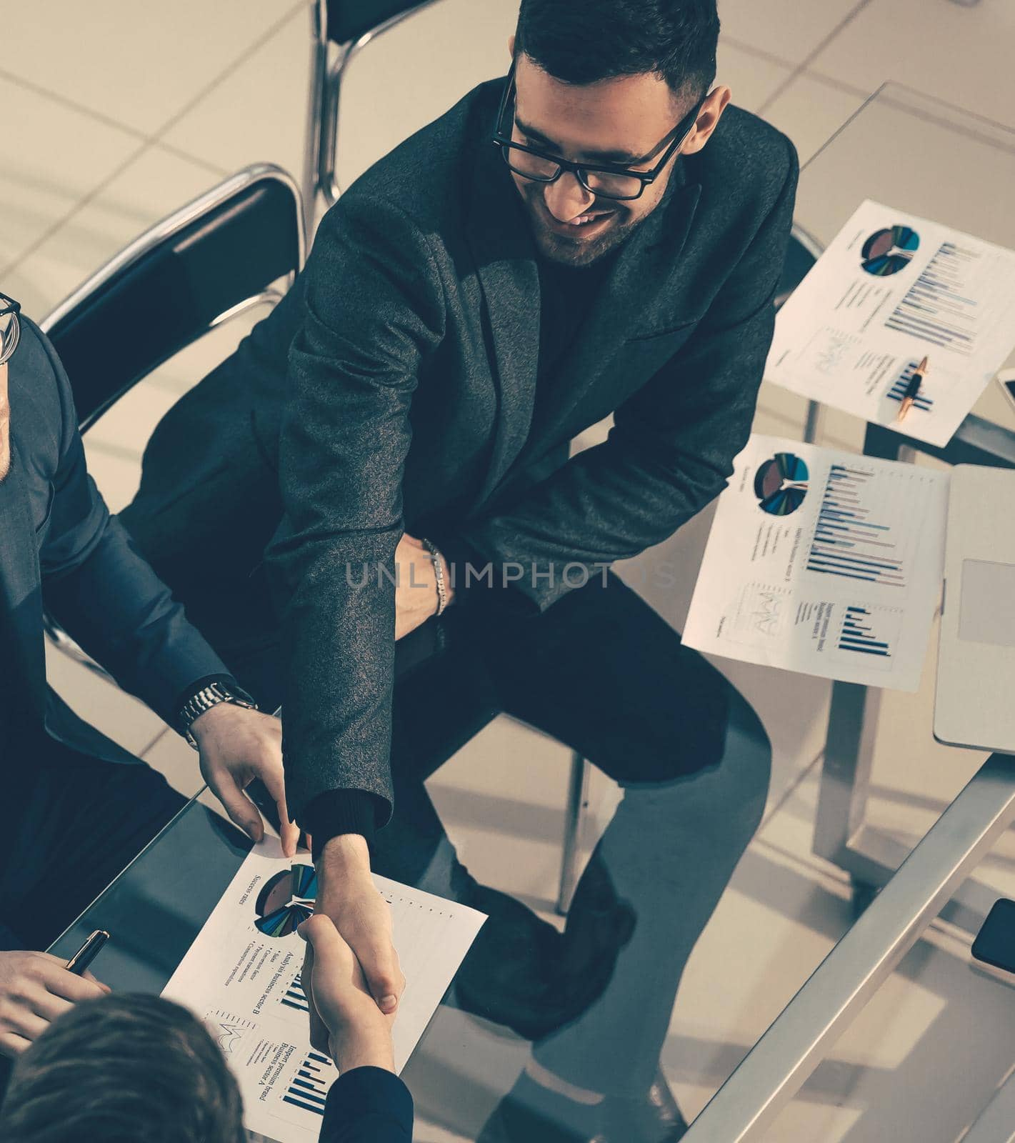 close up. financial partner shake hands over an office Desk. business concept.