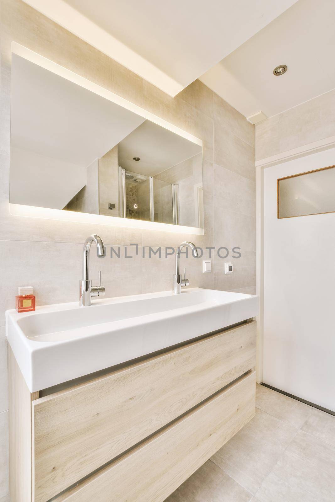 Bathroom in gray tones in a modern house by casamedia