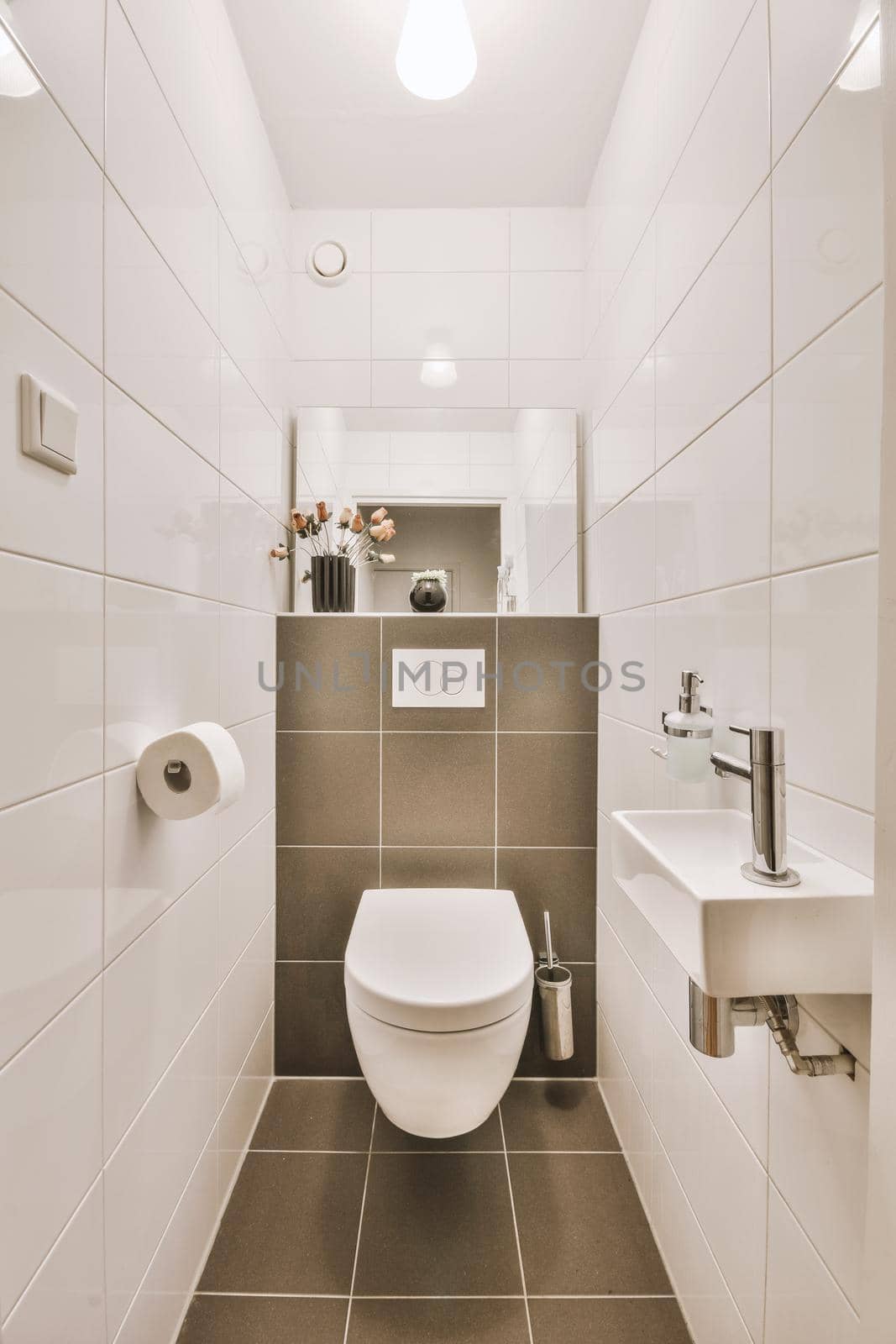 Narrow toilet room with minimalist design by casamedia