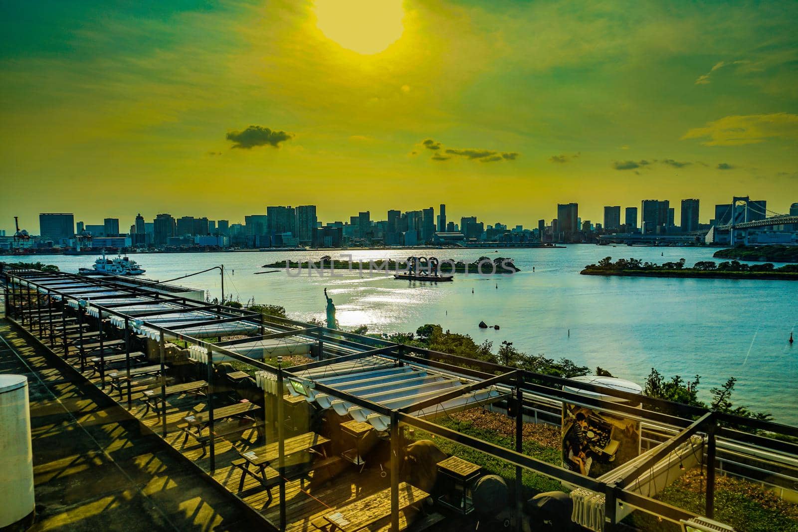 Building of Tokyo seen from Odaiba by kanzilyou