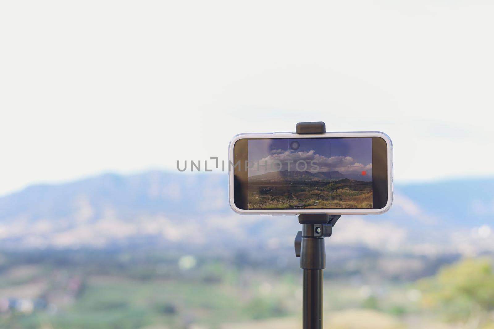 Set up a camera to shoot landscapes using your smartphone. by iPixel_Studio