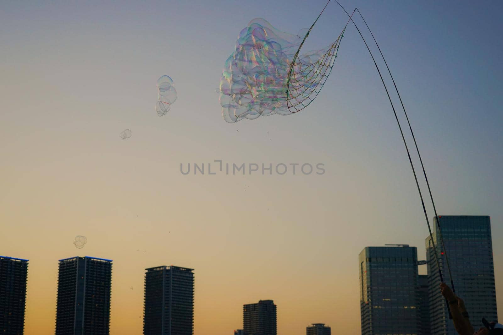 Soap bubbles and evening scenery (Tokyo Toyosu). Shooting Location: Tokyo metropolitan area