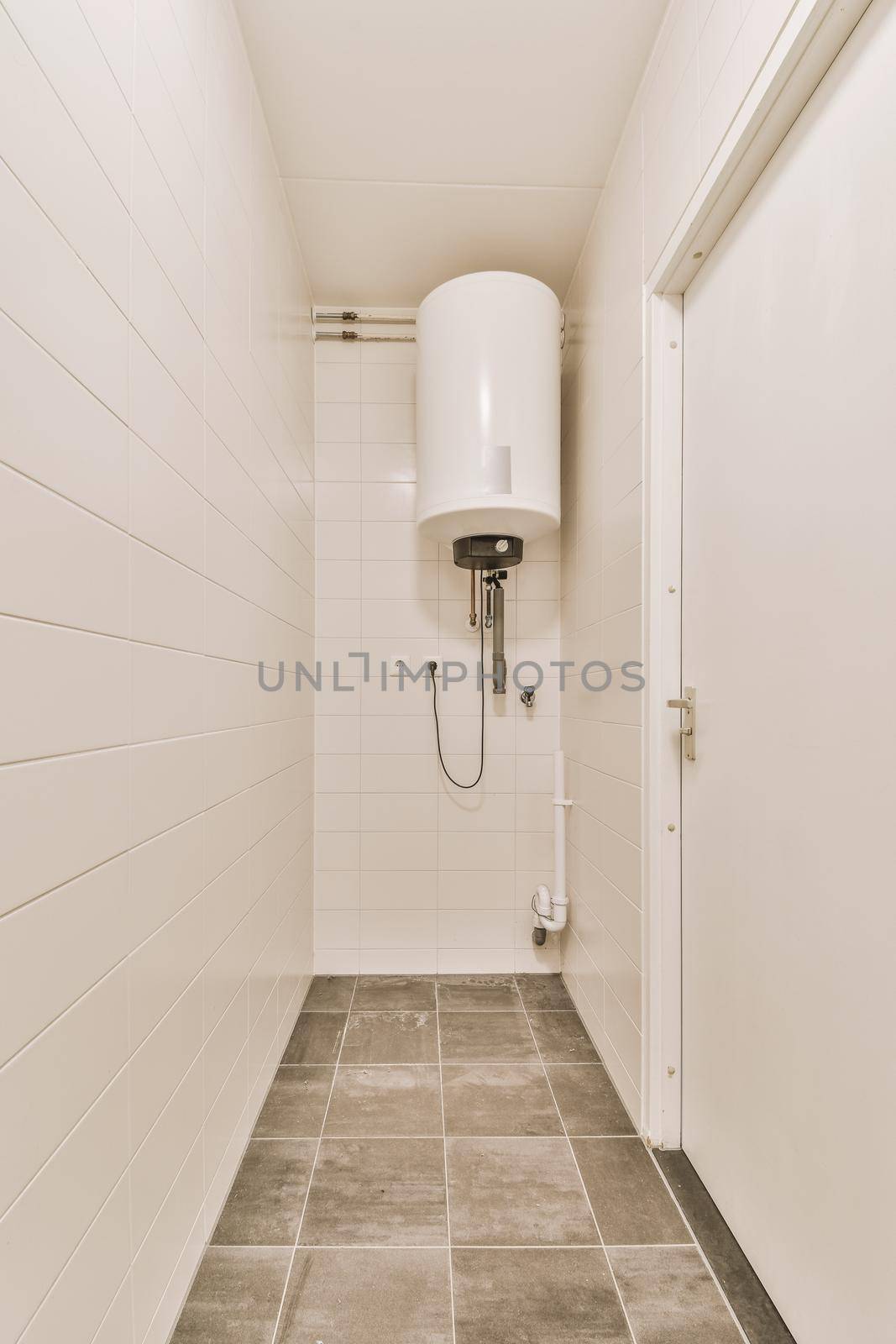 View of a bathroom with a boiler system by casamedia