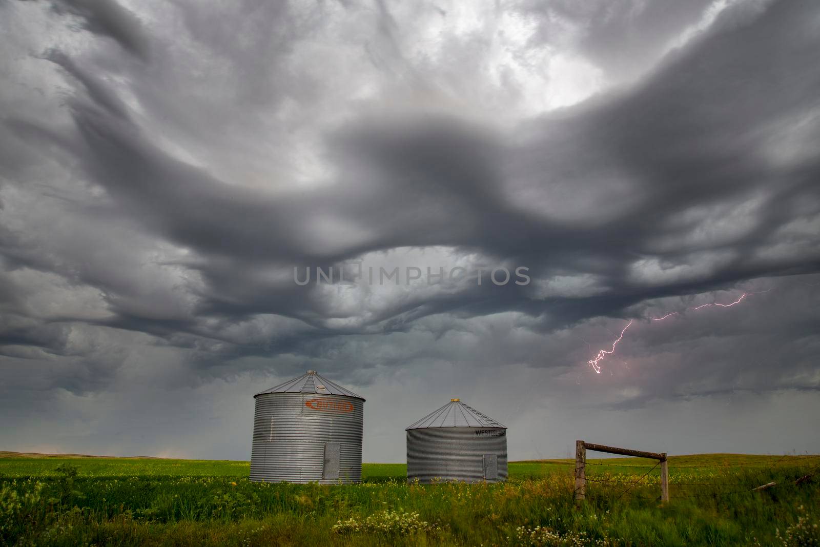 Major lightning Saskatchewan storm in summer asperatus clouds