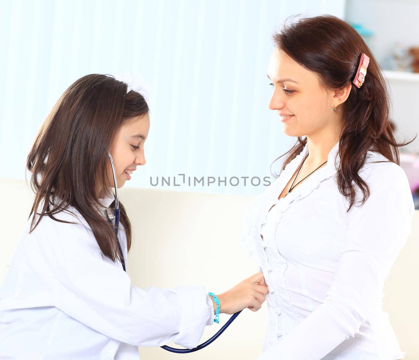 The little girl with her mother played in doctors.