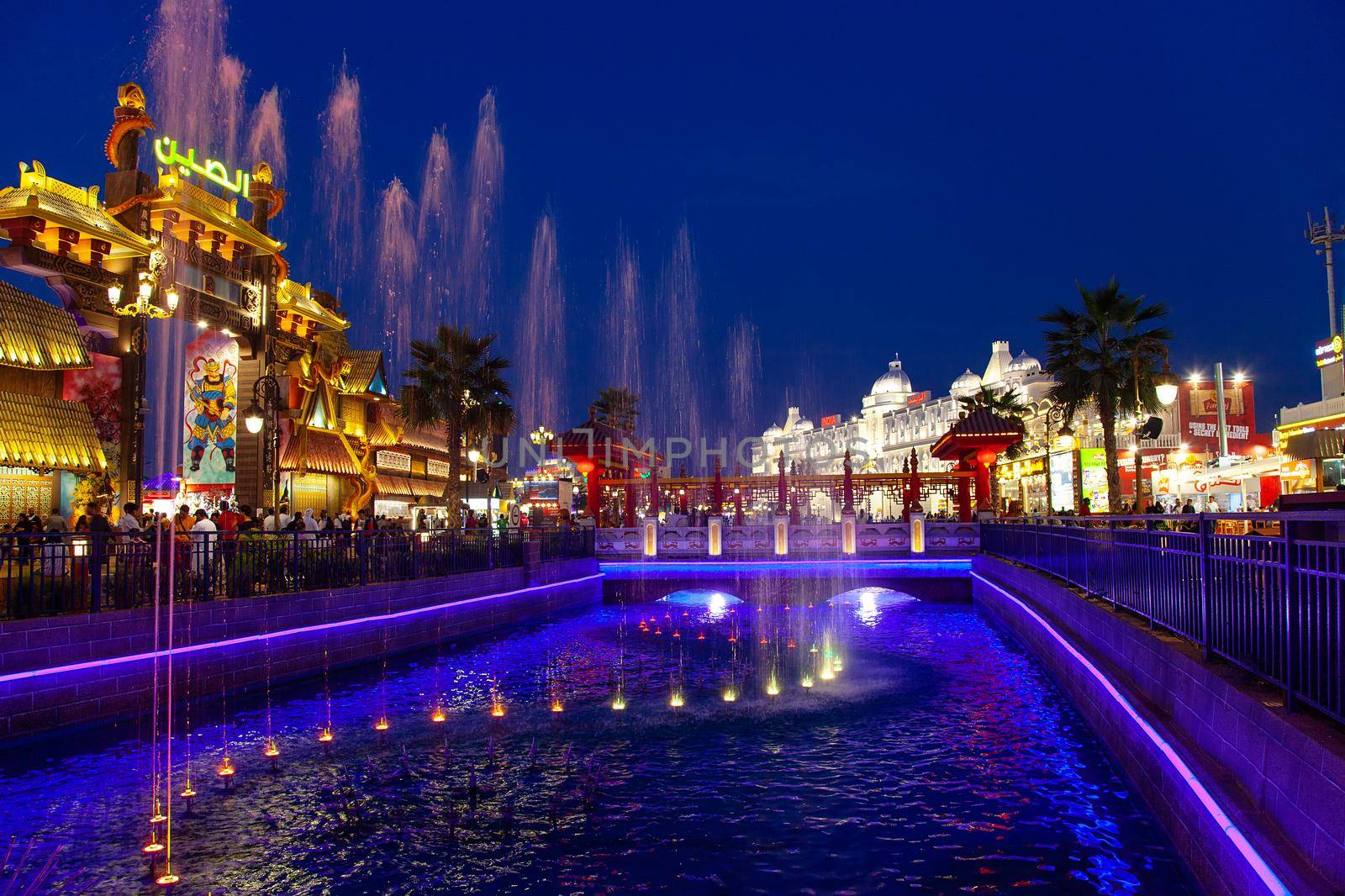 Dubai, OAE - 01 05 2020: Glowing city entertainments