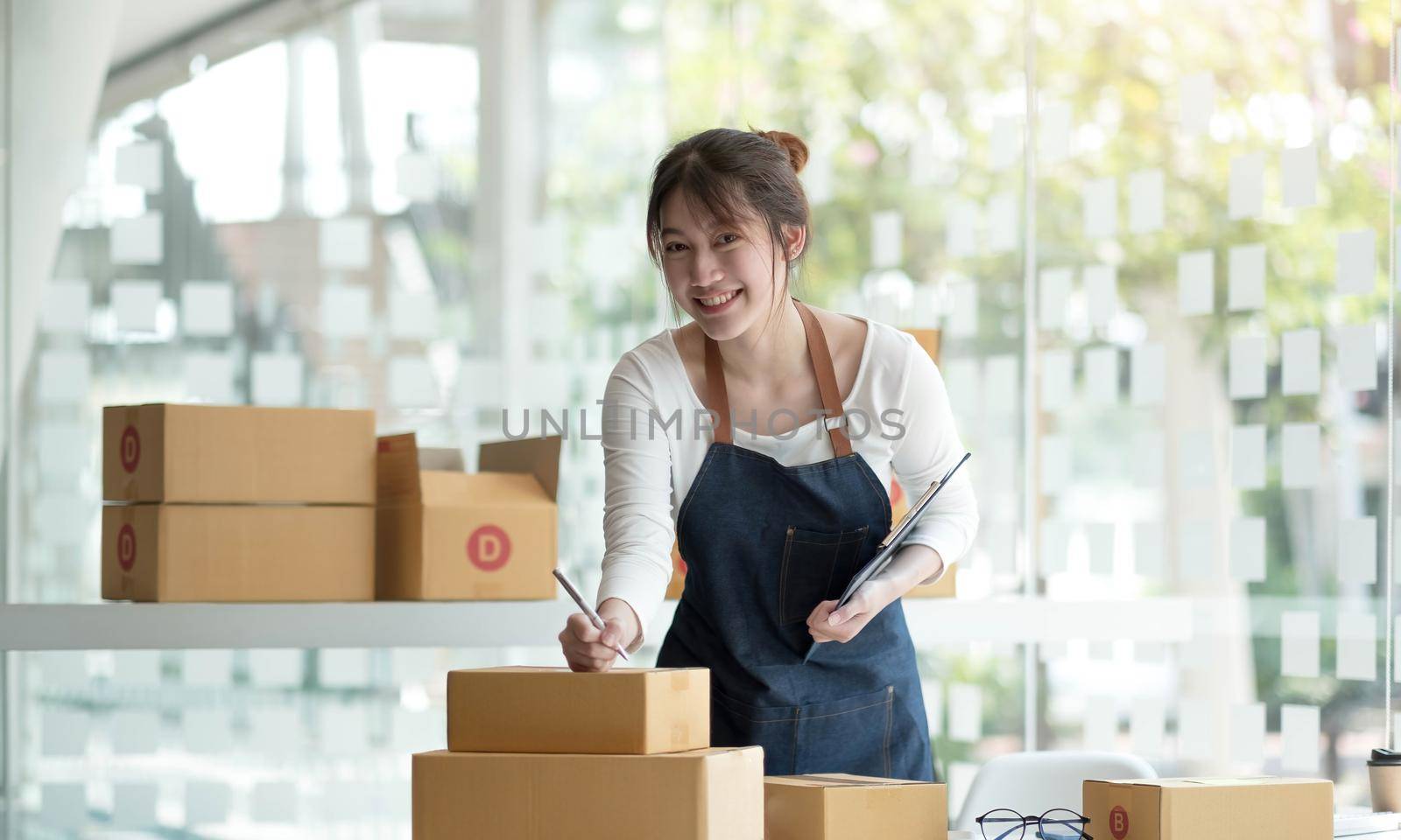 online selling business SME business owners, female entrepreneurs Smiling glad that there are many customers ordering products online, online, delivery, thinking of online SME business..