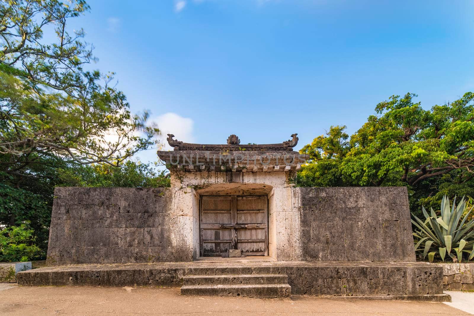 Sonohyan-utaki gate of Shuri Castle's in Okinawa. by kuremo