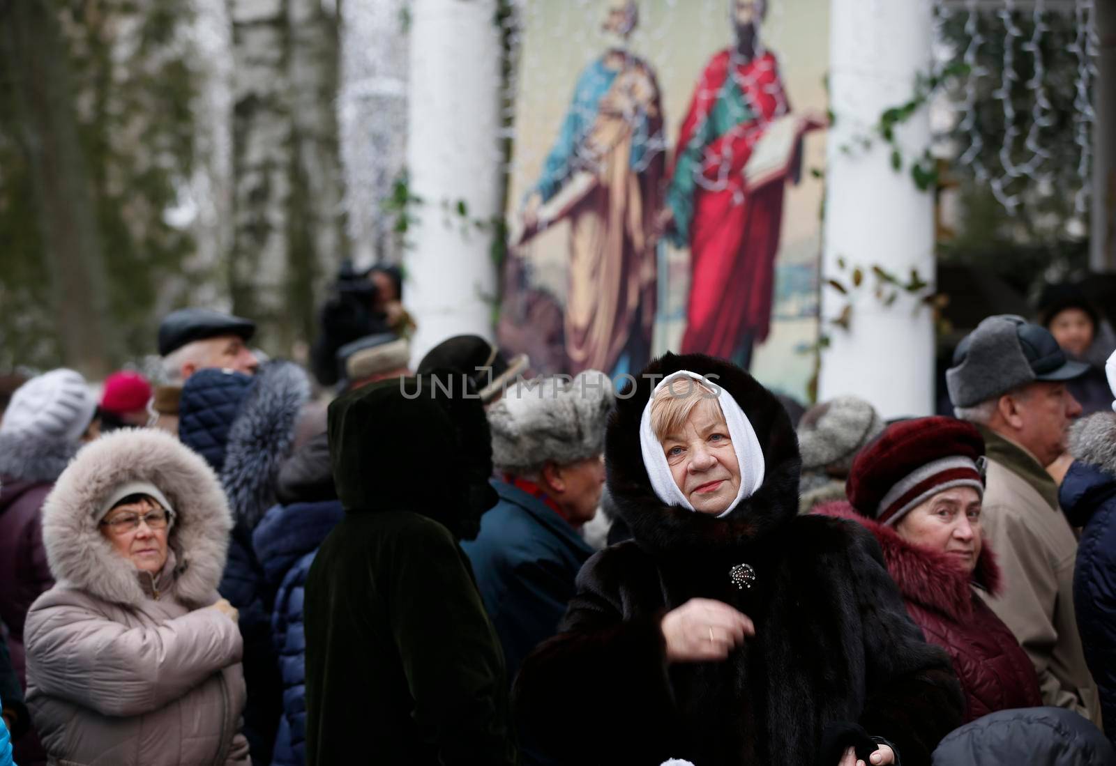 A crowd of faithful to God at the feast of the baptism of the Lord