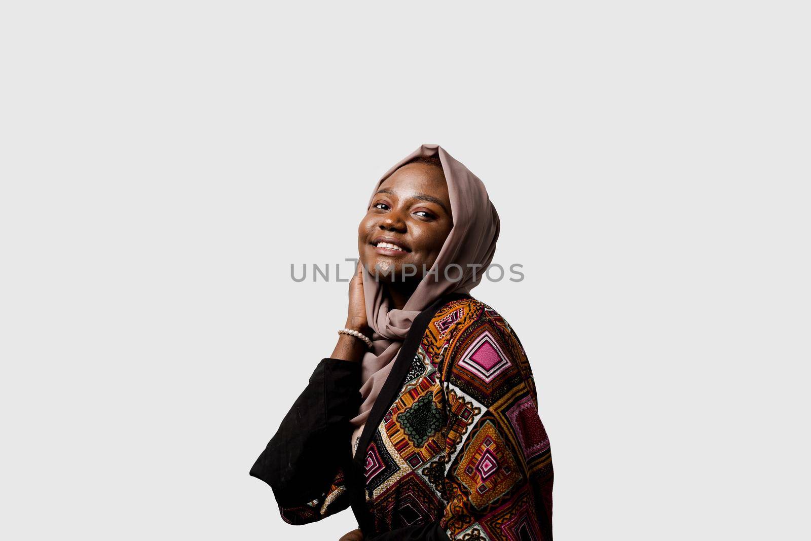 Dreamy black girl weared hijab smile and rejoise on white background. Muslim happy woman posing in studio. Attractive african female by Rabizo