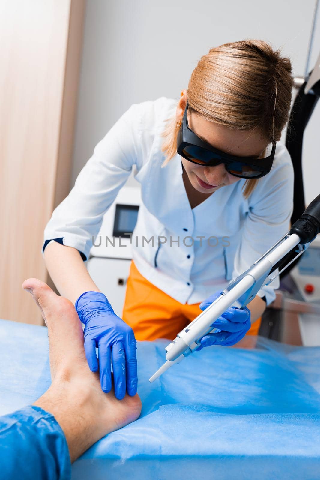 Laser removal of warts on the foot. Medical dermatological surgery in the clinic by Rabizo