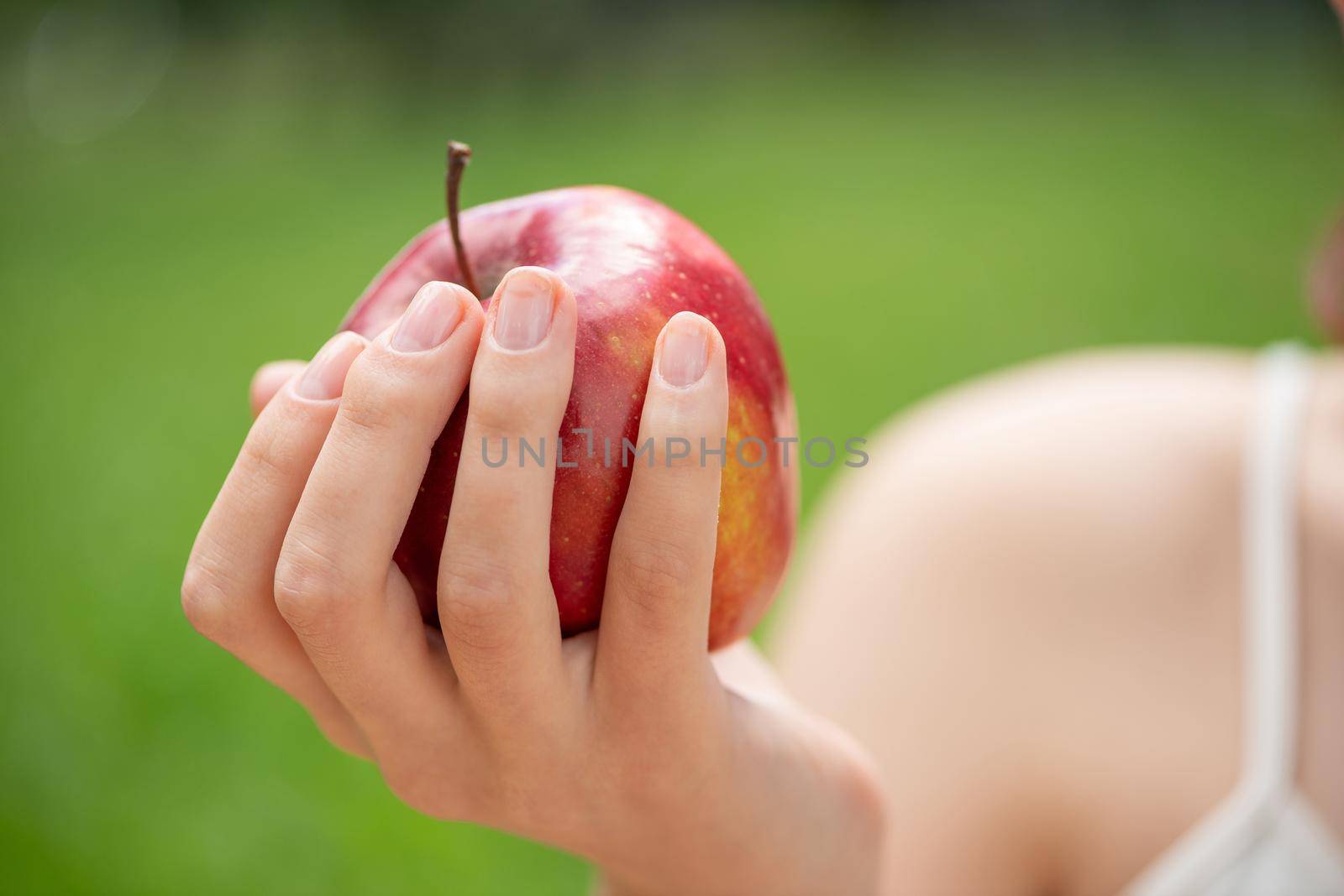 Close-up of the woman's hand with an apple.