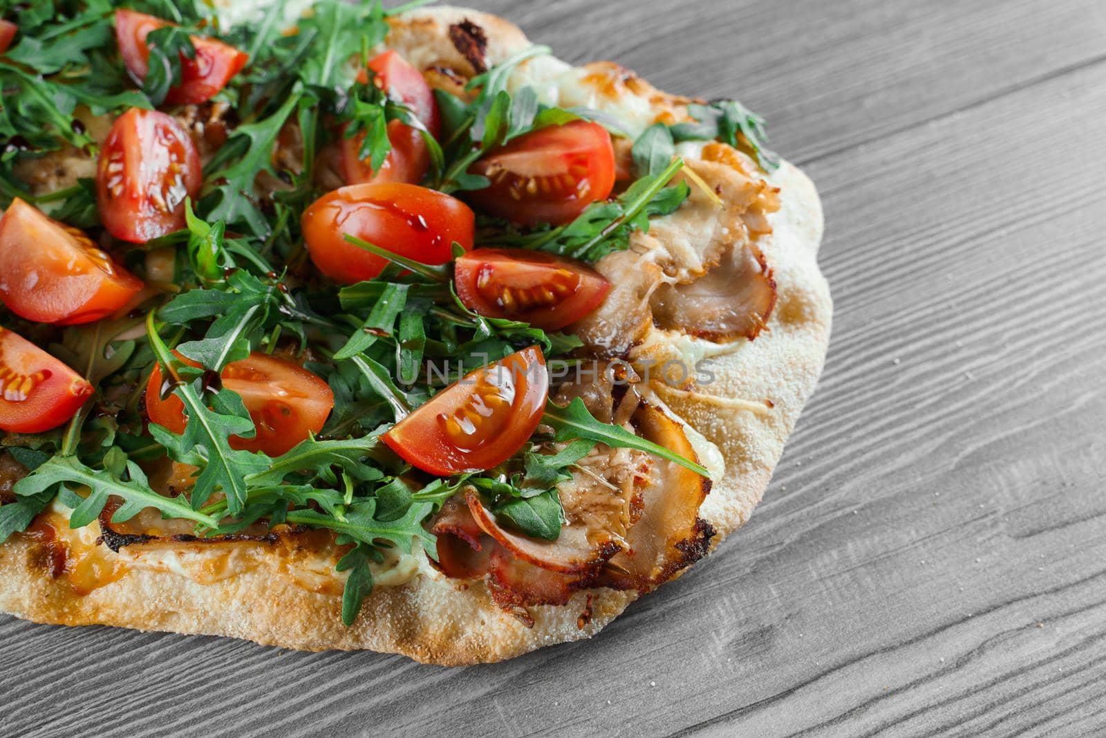 Scrocchiarella gourmet italian cuisine. Pinsa romana. Food delivery. Pinsa with meat, arugula, tomatoes, cheese. by Rabizo