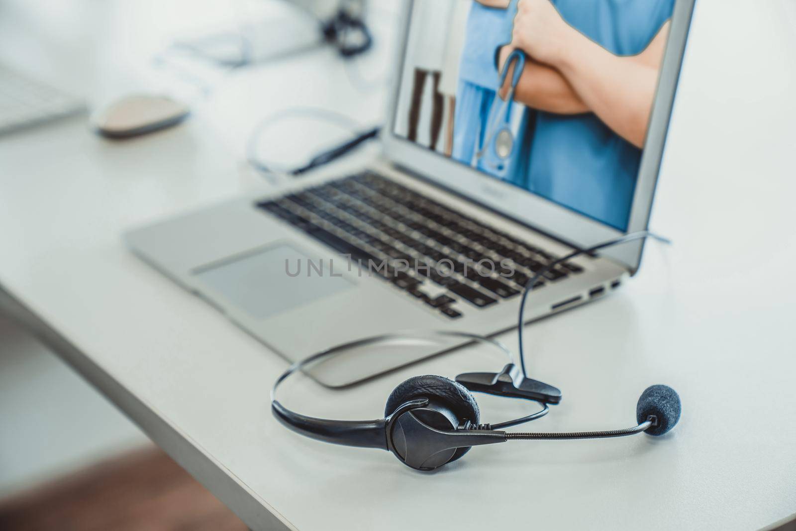 Telemedicine service online video call for doctor to actively chat with patient via remote healthcare consultant software . People can use app to contact doctors for virtual meeting from home .