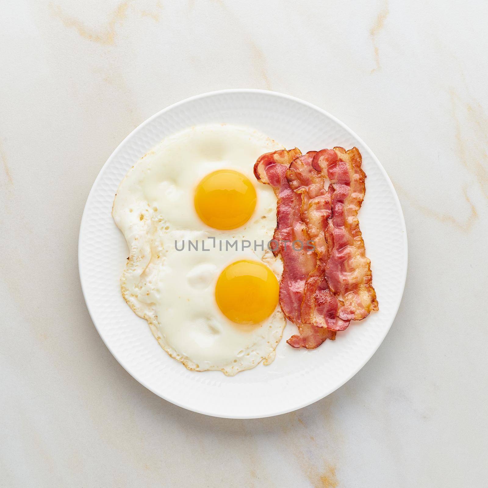 fried eggs with bacon, foodmap ketogenic keto diet, top view
