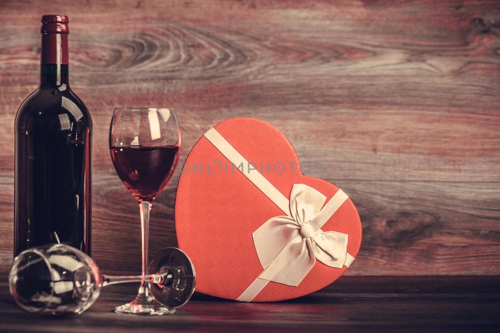 Wine and gift by lndstudio
