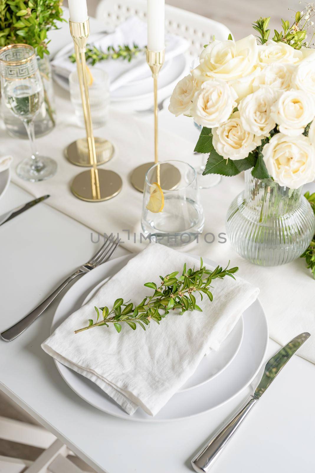 The wedding decor. Wedding teble decoration with white roses by Desperada