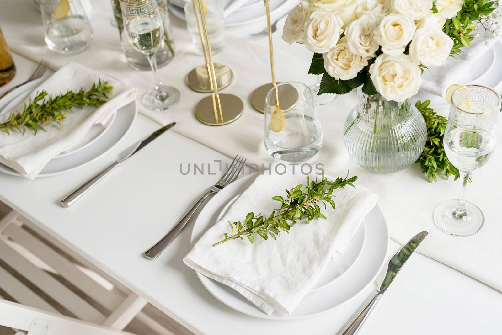 The wedding decor. Wedding teble decoration with white roses by Desperada