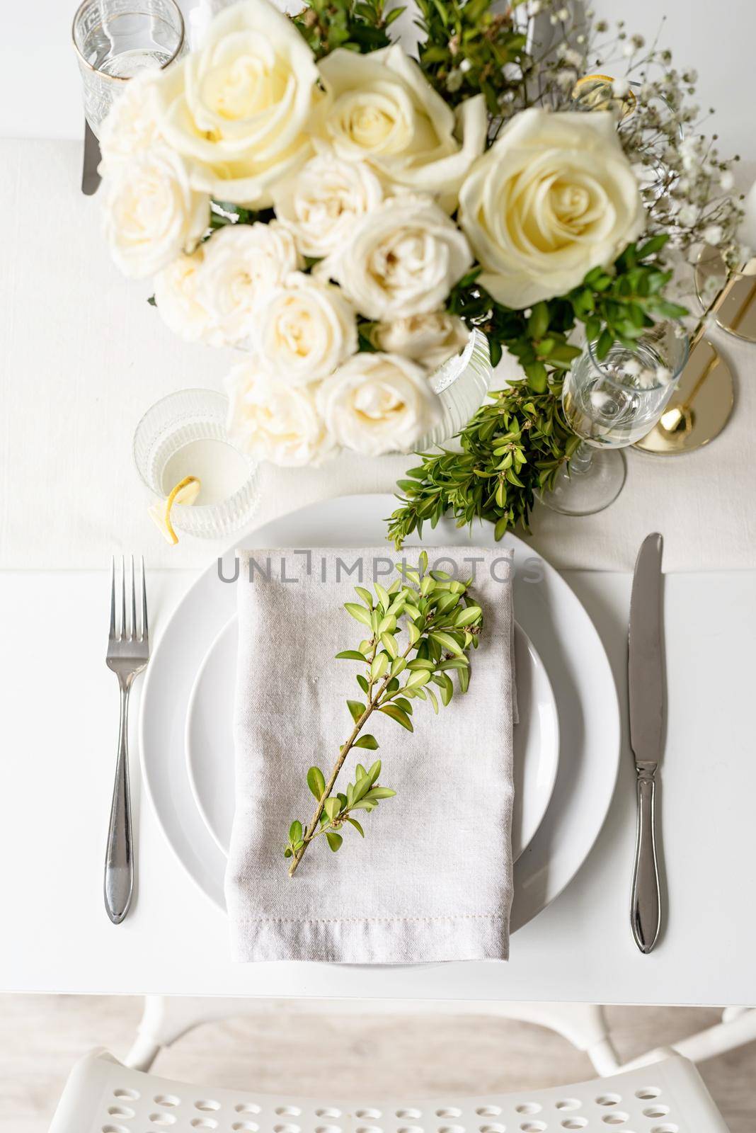 The wedding table setting, top view. Wedding teble decoration with white roses and boxwood by Desperada